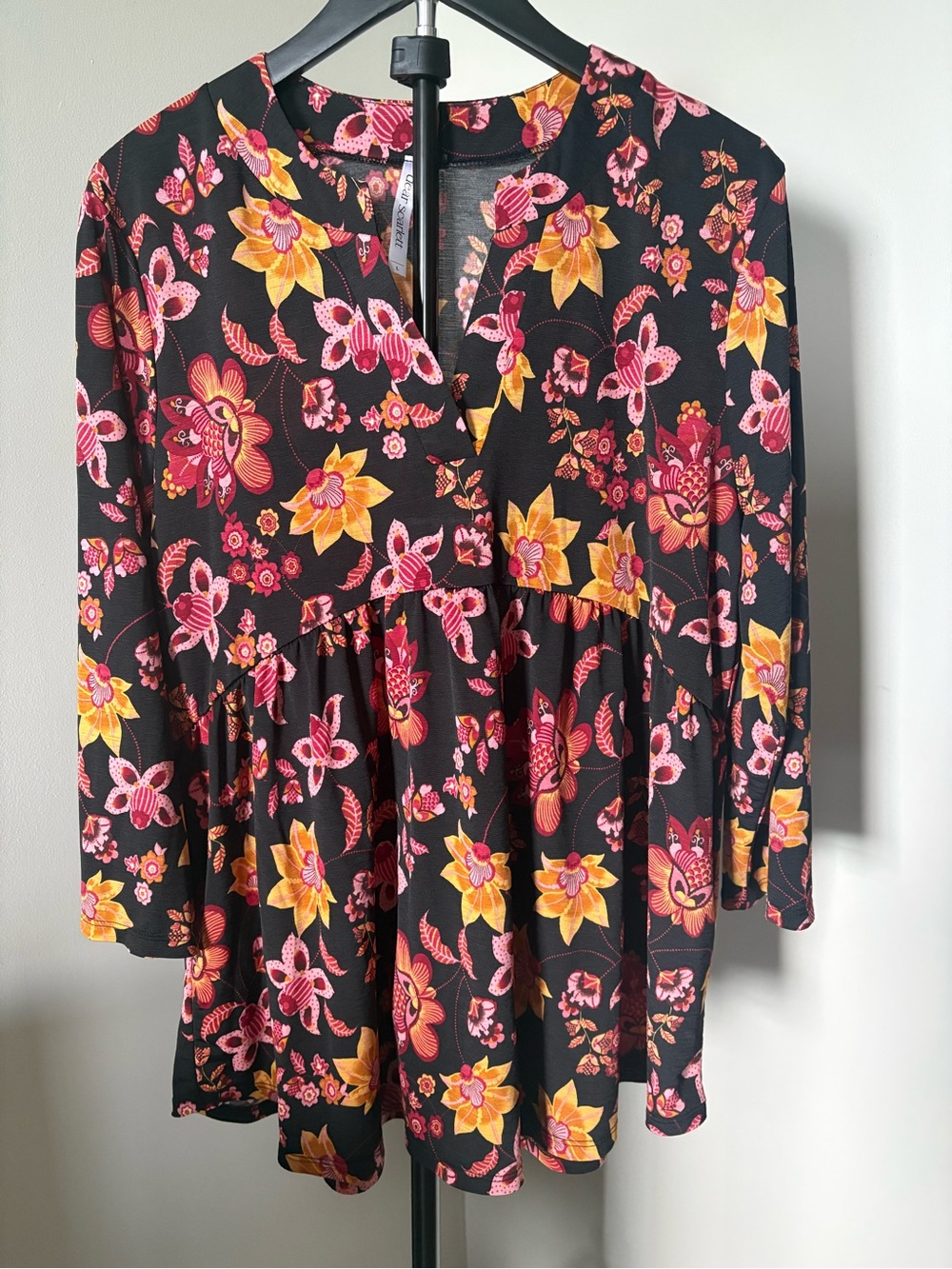 Dear Scarlett Size Large Split-Neck Blouse in Black with Floral Print